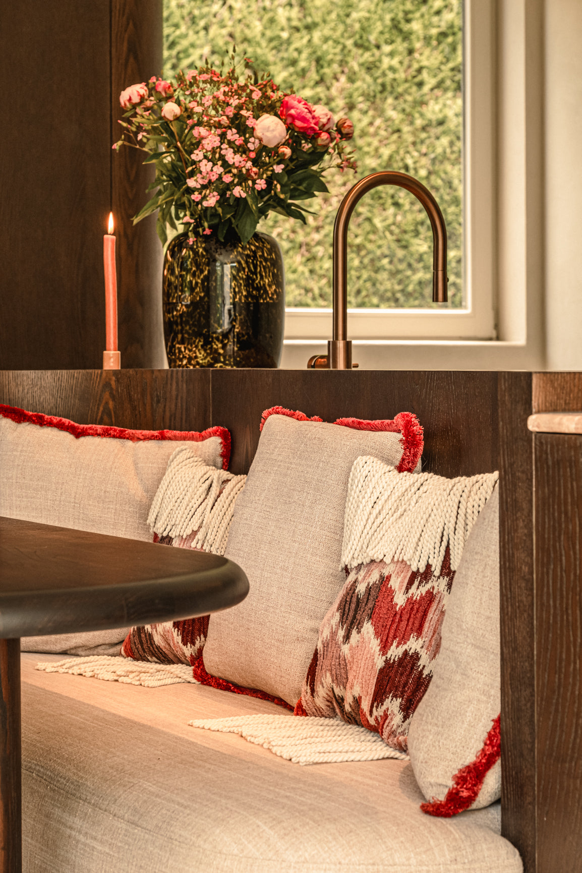 Red interior, Eva Delbarre