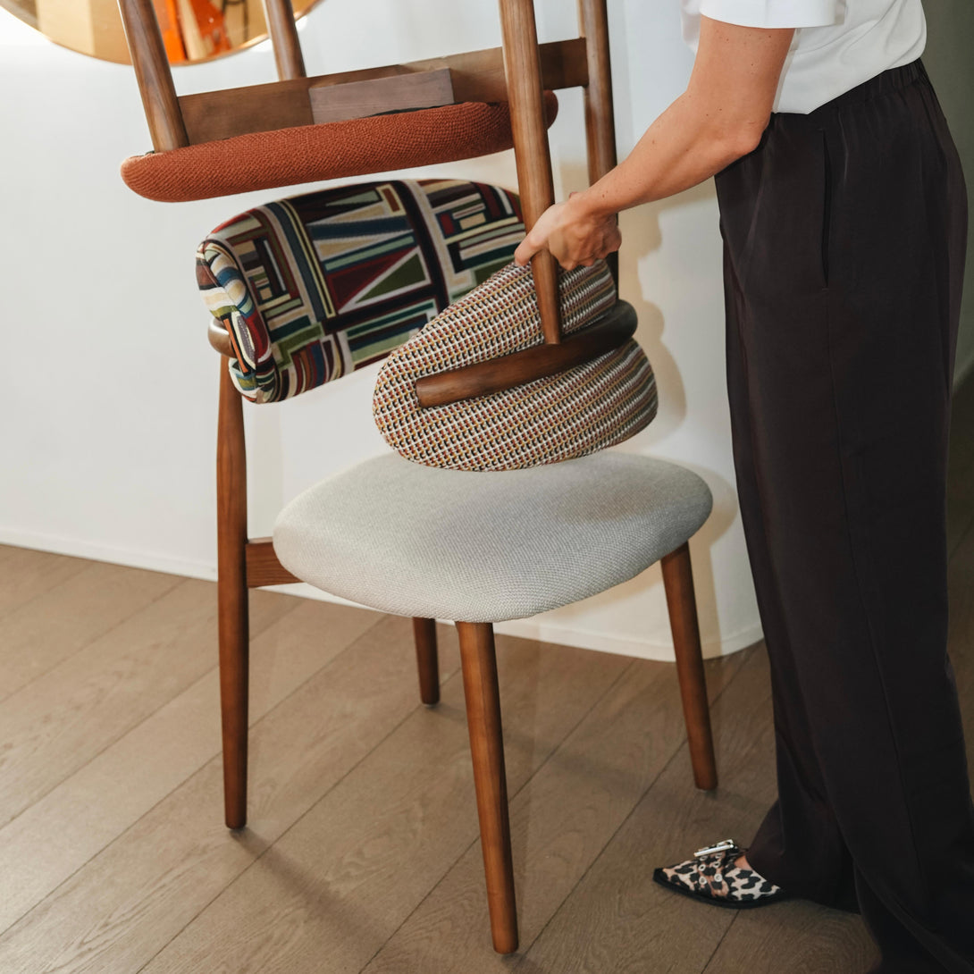 Mowelli x Rebo - Jeanne getting placed on the Mowelli x Rebo - Coco dining chair