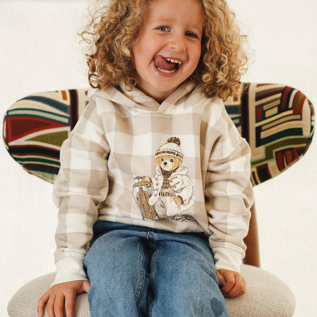 Little kid sitting on the Mowelli x Rebo  Coco dining chair