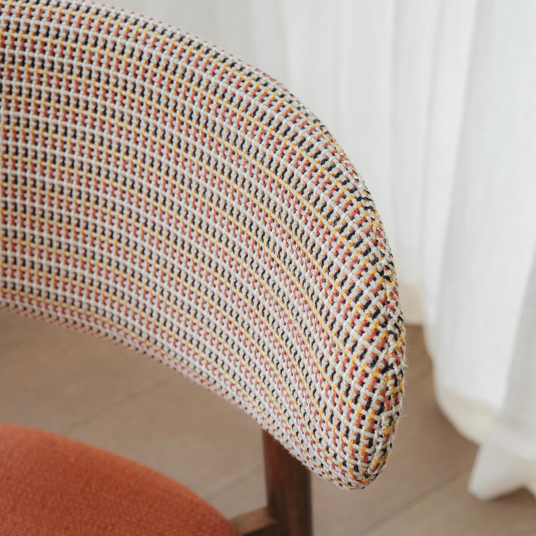 Close-up of the upholstered backrest of the Mowelli x Rebo - Jeanne dining chair