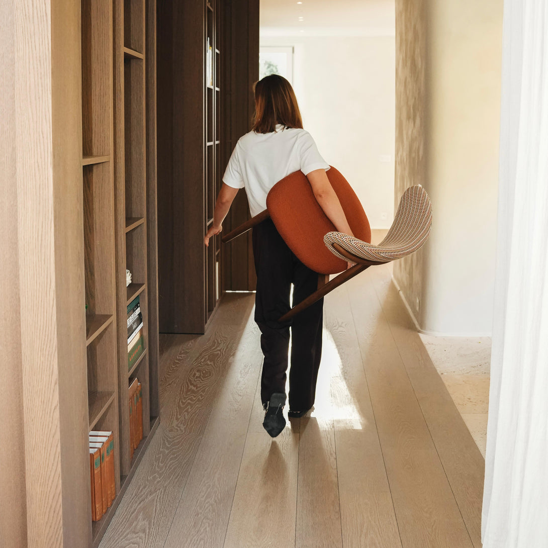 Back view of Laura Morel carrying the Mowelli x Rebo - Jeanne 
