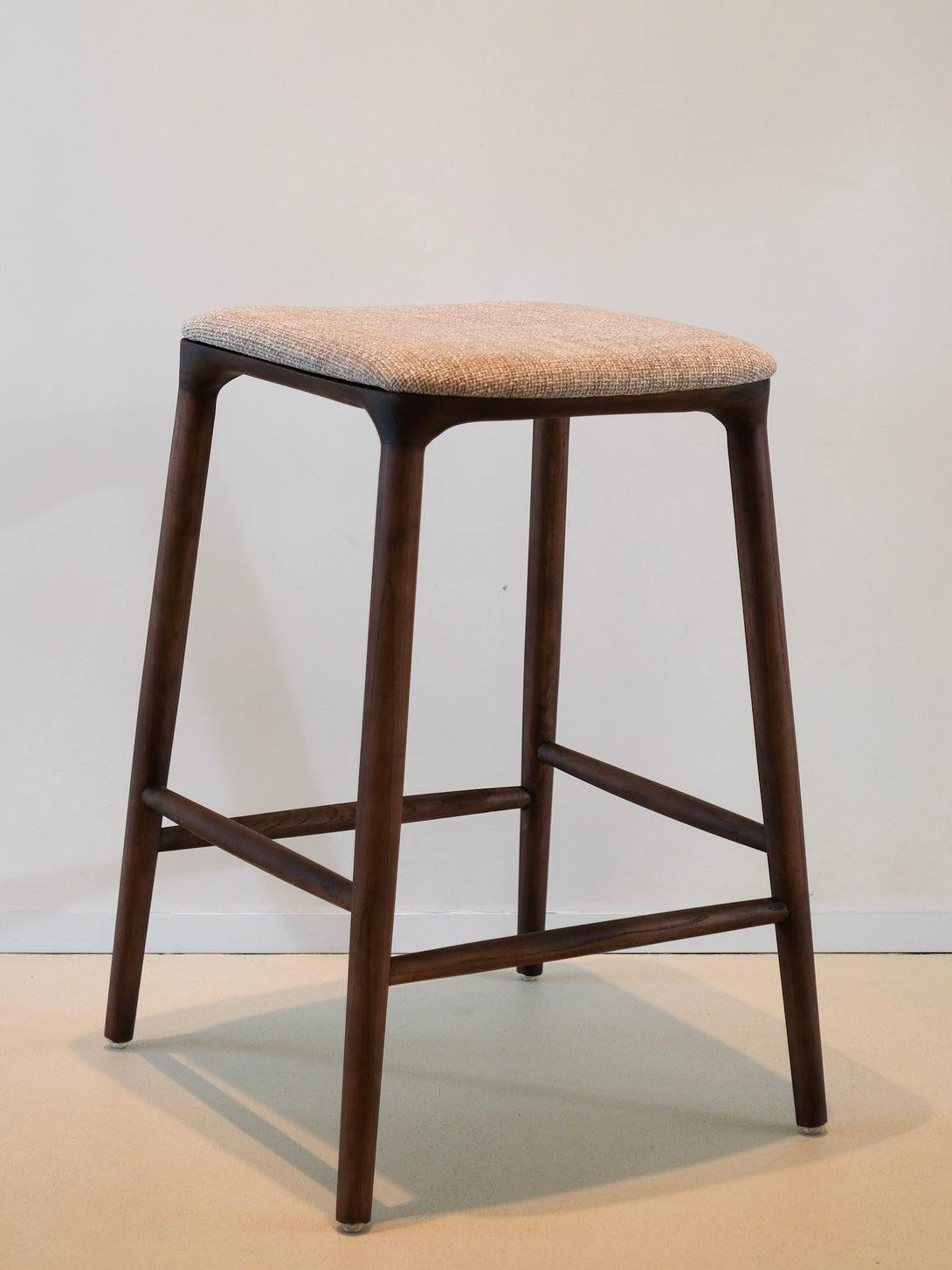 Mowelli houten barkruk met beige stoffen zitting, Belgisch design voor moderne interieurs