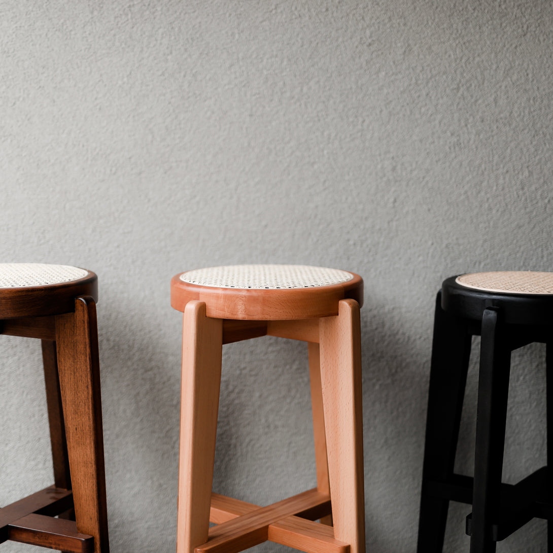 A picture of the three Pablo bar stools standing next to each other: the black one, the natural one and the walnut bar stool.