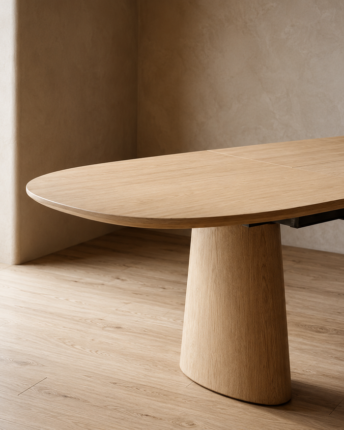 Detail of Mowelli Volta extendable dining table in natural oak, showing extension mechanism and conical pedestal legs
Alt-tekst (NL):