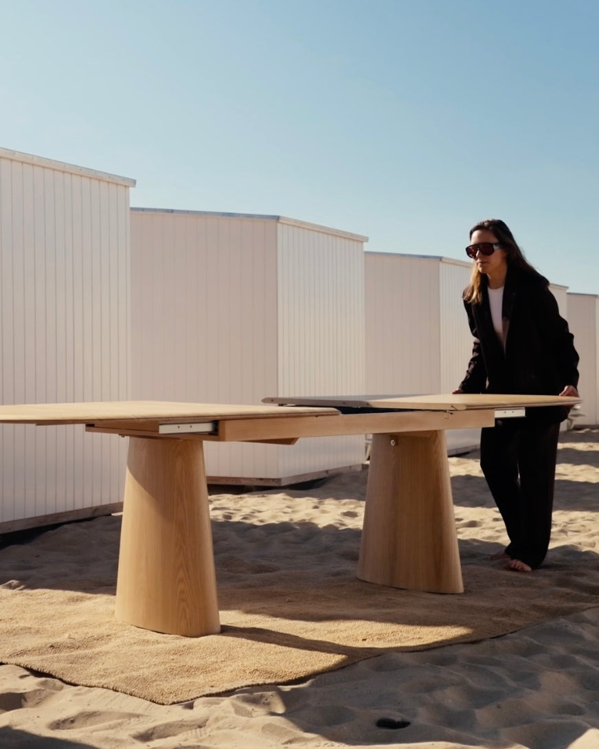 Video showing the extendable mechanism of the Mowelli Volta dining table, expanding from 220 cm to 280 cm.